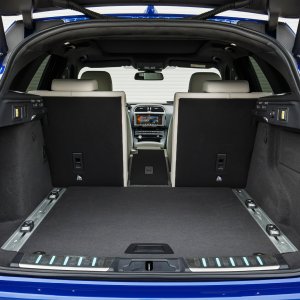 2017-Jaguar-F-Pace-First-Edition-interior-cargo-split.jpg