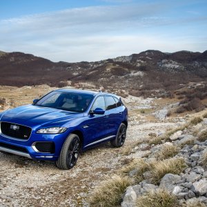 2017-Jaguar-F-Pace-First-Edition-off-road.jpg